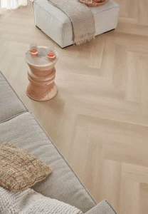 Floer-Walvisgraat-PVC-vloer-Zwaardvis-Zand-woonkamer