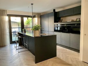 Floer-Visgraat-PVC-zwarte-keuken-Cremewit-Eiken-keuken-zwart