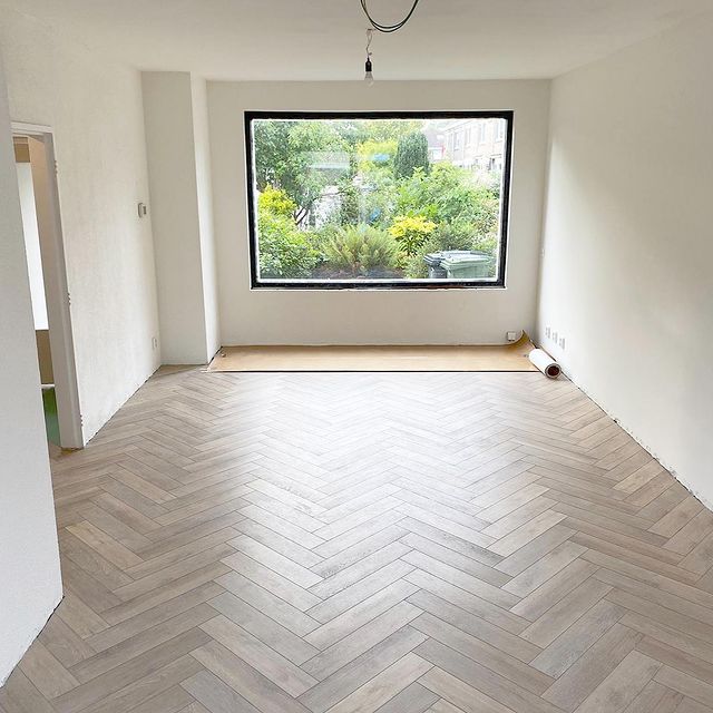 Floer-Visgraat-Click-PVC-Rijn-Gerookt-Wit-woonkamer Een Visgraat Click PVC vloer leggen, hoe doe je dat?