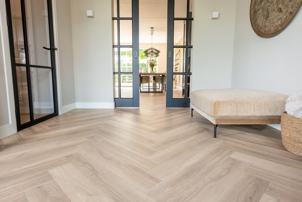 Floer-Walvisgraat-PVC-Orka-Onbehandeld-vloer-interieur-xl-visgraat-vloer-woonkamer-interieur-stalen-deur-vloeren-trends-2022