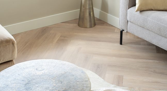 Floer-Walvisgraat-PVC-Orka-Onbehandeld-vloer-interieur-xl-visgraat-vloer-woonkamer-interieur-top 10 licht eiken vloeren