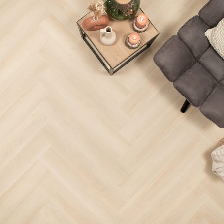 Floer-Walvisgraat-PVC-Balein-Beige-sfeer-topdown-grootpvc-adhesif-a-chevrons-xl-balein-beige