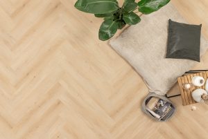 Floer-Walvisgraat-PVC-Cetus-Creme-sfeer-topdown-grootpvc-adhesif-a-chevrons-xl-cetus-creme