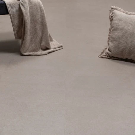 PVC-à-Clic-en-Carrelage-Floer-Béton-Greige-ambiance-close-up