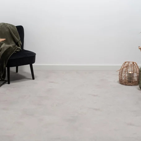 PVC-à-Clic-en-Carrelage-Floer-Béton-Gris-Clair-ambiance-avant