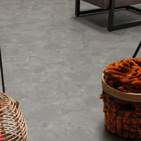 PVC-à-Clic-en-Carrelage-Floer-Béton-Gris-ambiance-close-up