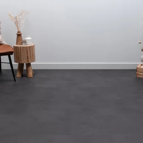 PVC-à-Clic-en-Carrelage-Floer-Béton-Noir-ambiance-avant
